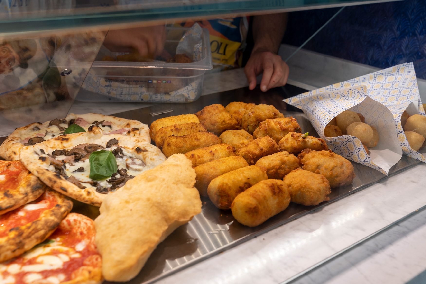 Neapolitan fried food at the counter