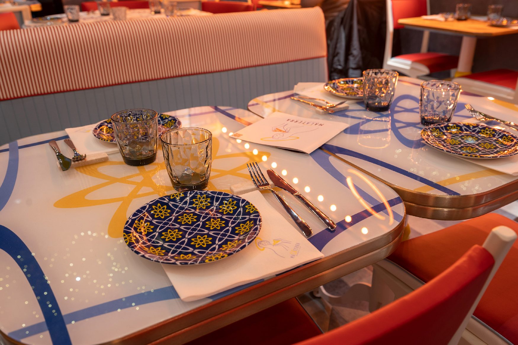 Table setting with patterned plates