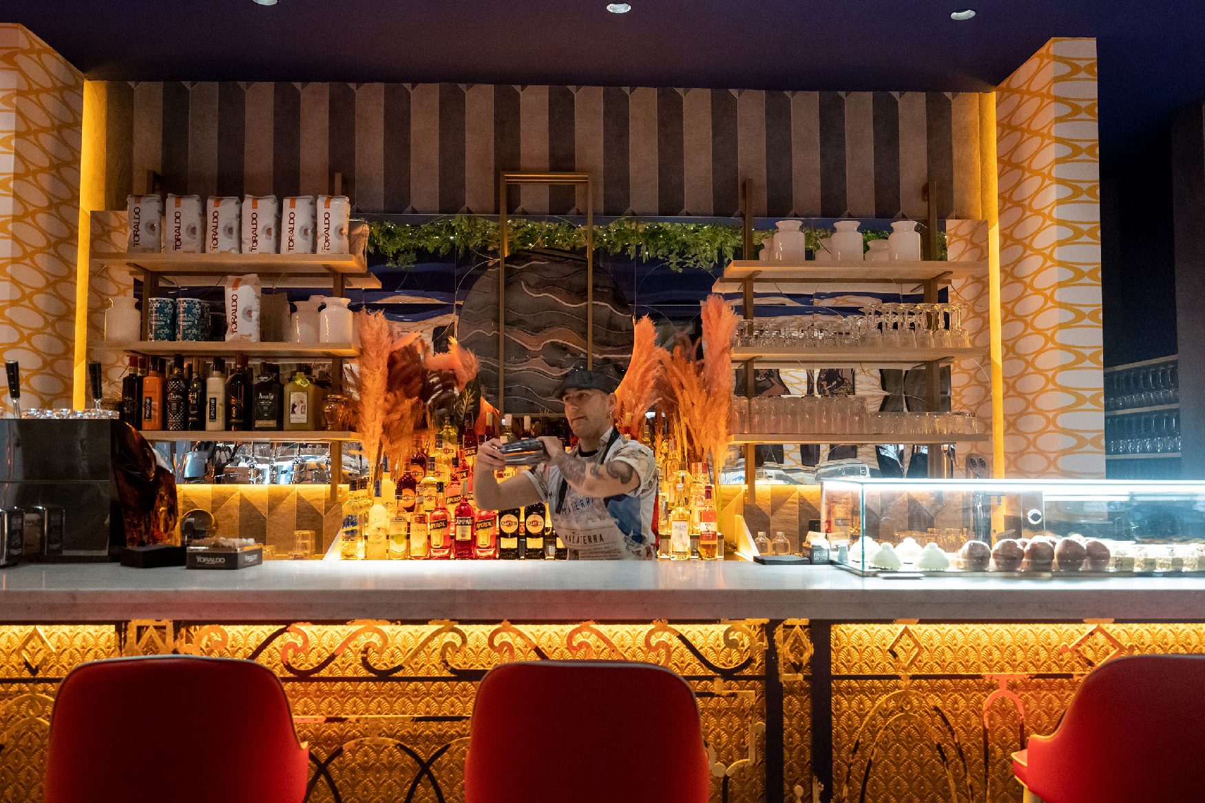 Illuminated bar